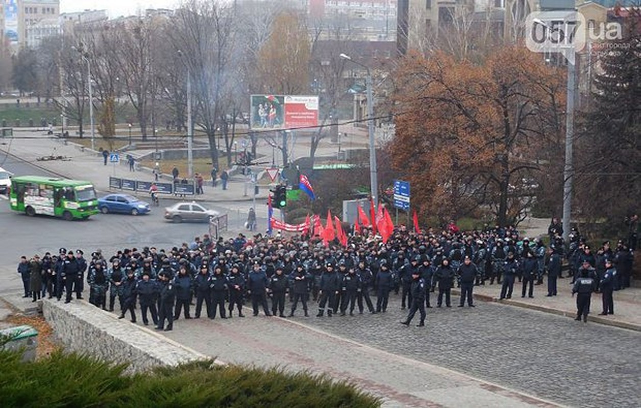 Right Sector hanh hung nhom ung ho Dang Cong san Ukraine o Kharkov-Hinh-5